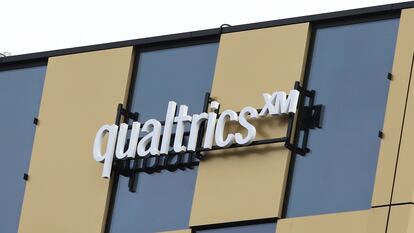 El logo de Qualtrics en sus oficinas de Polonia.