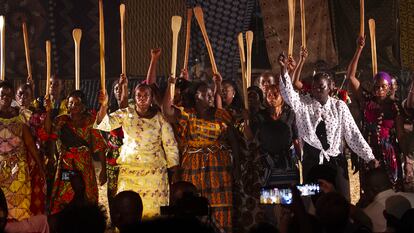 30 mujeres se suben al escenario para representar 'Une Veillée au Sahel', del coreógrafo burkinés Serge Aimé Coublibaly, en el marco del festival Les Récréâtrales.