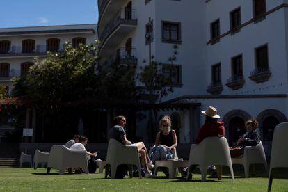 Un grupo de turistas en un hotel de Santa Cruz de Tenerife el 15 de marzo.