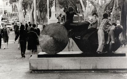 'Guerrero de Goslar', de Henry Moore, expuesta en las calles de Santa Cruz de Tenerife a finales de los setenta.