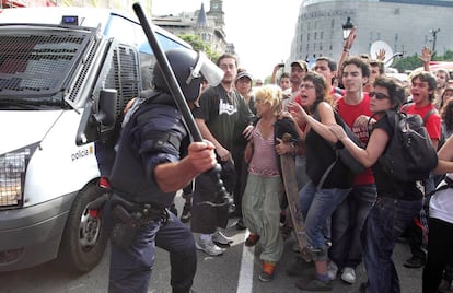 La operación de los Mossos d’Esquadra de levantar la acampada en la plaza de Catalunya de Barcelona, el 27 de mayo de 2011.