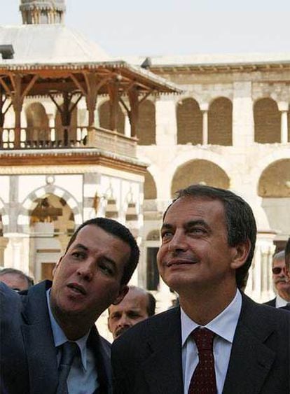 Zapatero escucha a un guía durante su visita a la Gran Mezquita de Damasco.