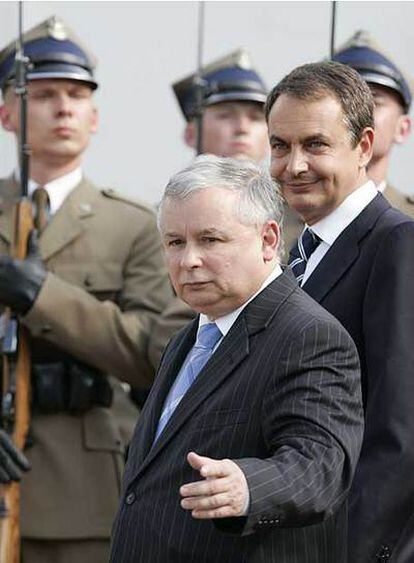 Jaroslav Kaczynski y Rodríguez Zapatero, ayer en Varsovia.