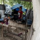 Un grupo de migrantes caminan al el interior de un campamento de refugiados el da 11 de abril 2020 en Matamoros,Tamaulipas, Mexico. Desde el mes de enero pasado fue instalado un campamento donde se encuentran ms de 2500 migrantes de 7 diferentes nacionalidades, instalado en las orillas del Ro bravo frente al muro divisorio entre Mxico y los Estados Unidos, los migrantes esperan su resolucin de asilo poltico por parte del gobierno norteamericano. Este campamento es uno de los puntos delicados ante la epidemia de coronavirus, debido a las condiciones de hacinamiento y la precariedad de servicios bsico como, el agua y la electricidad.
