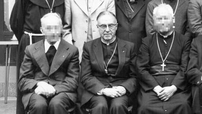 Alejandro Mestre (centro), jesuita español que fue arzobispo de La Paz y ahora es acusado de abuso de menores, en una imagen de 1984, en Bolivia.
