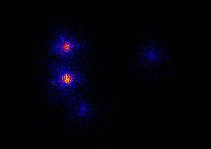 El cuásar RXJ 1131-1231, repetido cuatro veces por el efecto de la galaxia intermedia, en una imagen tomada por el Observatorio Chandra de Rayos X.