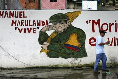 Mural en una calle de Caracas dedicado a Manuel Marulanda, jefe de las FARC, fallecido en 2008.