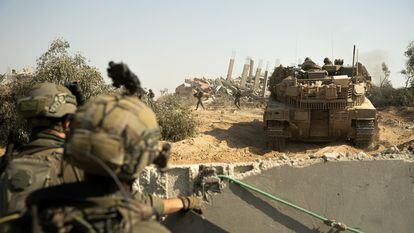 Tanques y militares israelíes en un lugar no precisado de Gaza, en una imagen cedida por el ejército israelí, el 18 de abril de 2024.