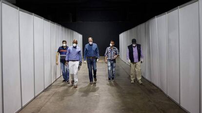 Los funcionarios de salud de la provincia de Gauteng y los trabajadores del Centro de Exposiciones de Johannesburgo inspeccionan las instalaciones de exposición que se espera que alberguen casos de coronavirus además de hospitales y centros de salud en Johannesburgo el 14 de abril de 2020.