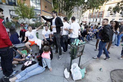 Un grupo de jóvenes, presumiblemente bebiendo en la calle, el domingo 2 de junio en la plaza de Los Carros.