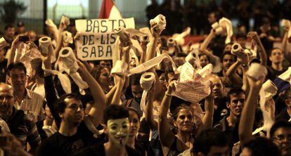 Los manifestantes portaban papel higiénico para 'limpiar' a los políticos.