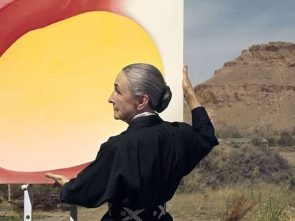 Georgia O'Keeffe, retratada en Nuevo México en 1960 con su obra 'Pelvis Series Red With Yellow'.