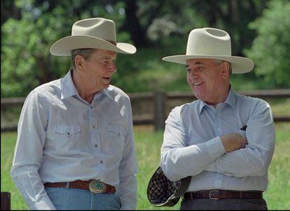 Ronald Reagan (izquierda) y Mijail Gorbachov, en el rancho californiano del primero, en mayo de 1992.