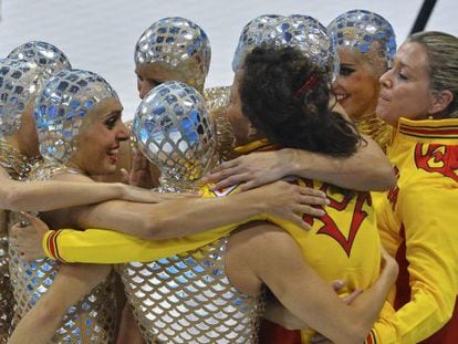 El equipo español de natación sincronizada celebra con Anna Tarrés (d) el bronce de los Juegos de Londres.