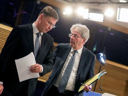 A la izquierda, el vicepresidente de la Comisión Europea, Valdis Dombrovskis, habla con el comisario de Economía, Paolo Gentiloni.