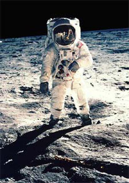 Eran las 03.56 de la madrugada, hora peninsular española, del 21 de julio de 1969 cuando Neil Armstrong dejaba la huella de su pie izquierdo en el <i>Mare Tranquilitatis</i>. A las 04.16, Aldrin se unió a él y Armstrong pronunció la frase que quedaría unida para siempre a la llegada del hombre a la Luna "es un pequeño paso para el hombre, un salto gigante para la Humanidad".