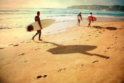 Surfistas en Manly beach, uno de los rompientes cercanos a Sidney (Australia).