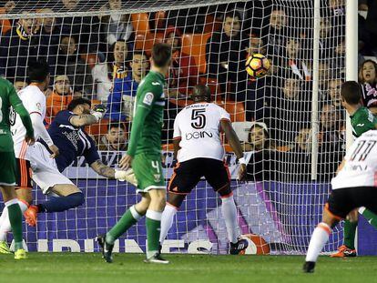 Mangala marca el gol del Valencia.