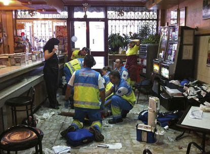 Sanitarios de Emergencias 112 intentan reanimar a la victima, dentro del bar en Sevilla la Nueva.