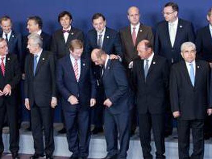 El presidente del Gobierno español, Mariano Rajoy (c, segunda fila) posa para la foto de familia de la cumbre de Jefes de Estado y de Gobierno de la Unión Europea, que se celebra hoy y mañana en Bruselas para buscar salidas a la actual crisis económica.