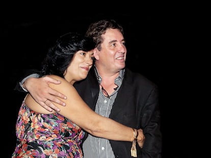 Luis García Montero y Almudena Grandes retratados en la fiesta del 40 Aniversario de Tusquets en Barcelona, 2009.