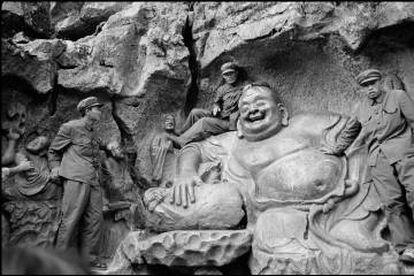 Soldados en la escultura de Buda de la dinastía Yuan, cerca de Hangzhou, China, 1978