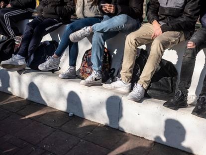 Varios adolescentes, durante el recreo en un instituto madrileño.