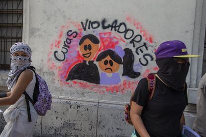 Algunas de las manifestantes en Guatemalas hacen pintas en contra de los miembros de la Iglesia.