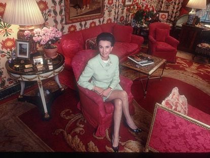 Aline Griffith, condesa de Romanones, posa en el salón de su casa de El Viso, en Madrid, en 1987.