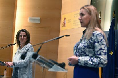 Desde la izquierda, la vicepresidenta tercera y ministra para la Transición Ecológica y el Reto Demográfico, Teresa Ribera, y la comisaria de Energía de la Unión Europea, Kadri Simson, tras una reunión en Madrid.