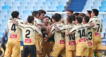 Los jugadores del Espanyol celebra el ascenso en el campo del Zaragoza.