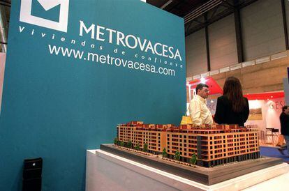 Un expositor de Metrovacesa, en una feria inmobiliaria.