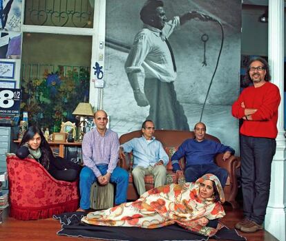 Sukeina Aali-Taleb, Alí Salem Iselmu, Limam Boisha, Mohamed Alí Alí-Salem, Bahia Mahmud Awah (de pie) y (tumbada) Zahara Hasnaui, en el interior de la librería Ocho y Medio, en Madrid.