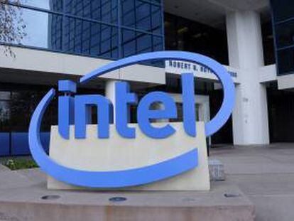 Imagen de archivo del pasado 11 de enero de 2013 que muestra el logotipo de Intel en la sede de Santa Clara, California, Estados Unidos. EFE/Archivo