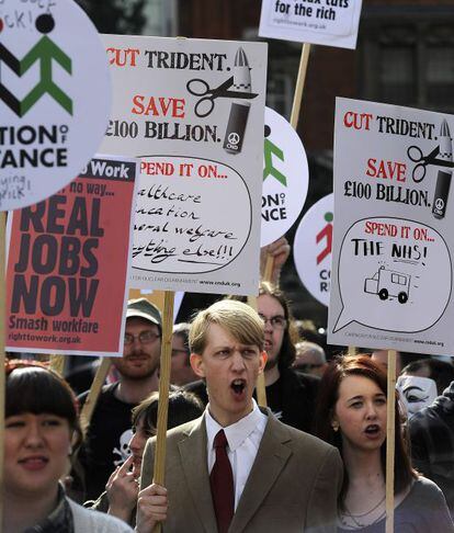 Protestas ante el Parlamento brit&aacute;nico contra el presupuesto