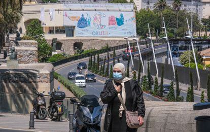 Una mujer pasea por las calles de Ceuta el pasado miércoles, un día después de la reapertura de la frontera.
