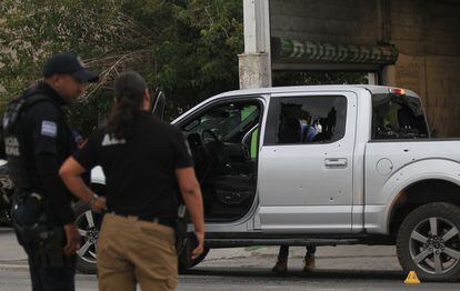 Uno de los vehículos que fueron atacados por grupos armados en Ciudad Juárez.