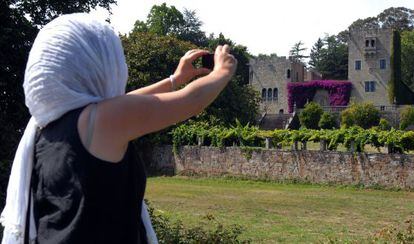 Una mujer fotografía el pazo de Meirás en julio de 2011.