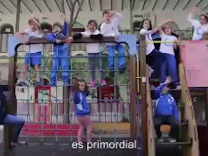 Un grupo de niños emociona a Gloria Gaynor al cantar ‘I will survive’ en favor de la enseñanza pública