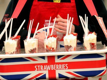 Un vendedor de fresas en la carrera de caballos Grand National celebrada el pasado mes de abril cerca de Liverpool. 