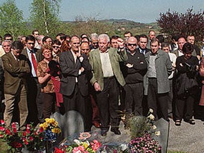 Juan Priede (en el centro, con el puño en alto) en 2002 en un homenaje a un compañero socialista, Froilán Elespe, asesinado un año antes por ETA.