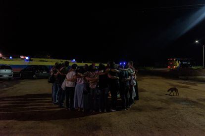Una veintena de integrantes de la caravana se abraza a su llegada a Brasilia.
