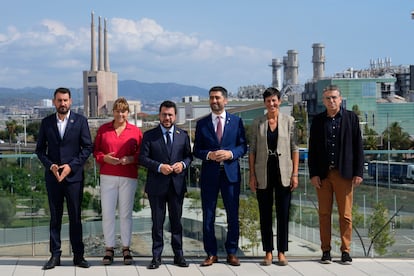 Guijarro, Garriga, Aragonès, Puigneró, Cañete i Martí posan ante las Tres Chimeneas antes de la presentación del proyecto de hub del audiovisual.