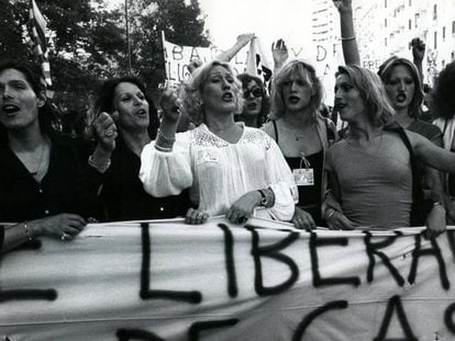 La mayoría de quienes lideraron la primera manifestación en Madrid a favor del Orgullo fueron travestis. Con esta imagen ilustró El País la noticia. 