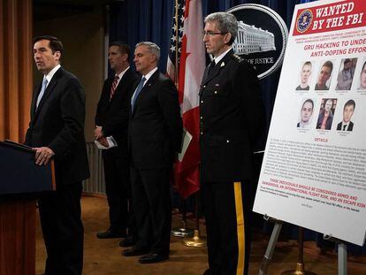 El asistente del Fiscal General para la Seguridad Nacional de los Estados Unidos, John C. Demers da a conocer a los acusados rusos.