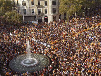 Miles de catalanes participan en el centro de Barcelona en una manifestación independentista, el pasado febrero.