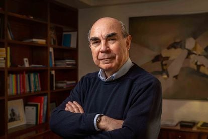 Roberto Méndez, profesor de la Escuela de Gobierno de la Universidad Catolica de Chile, posa en su oficina de Santiago el 29 de julio de 2022.