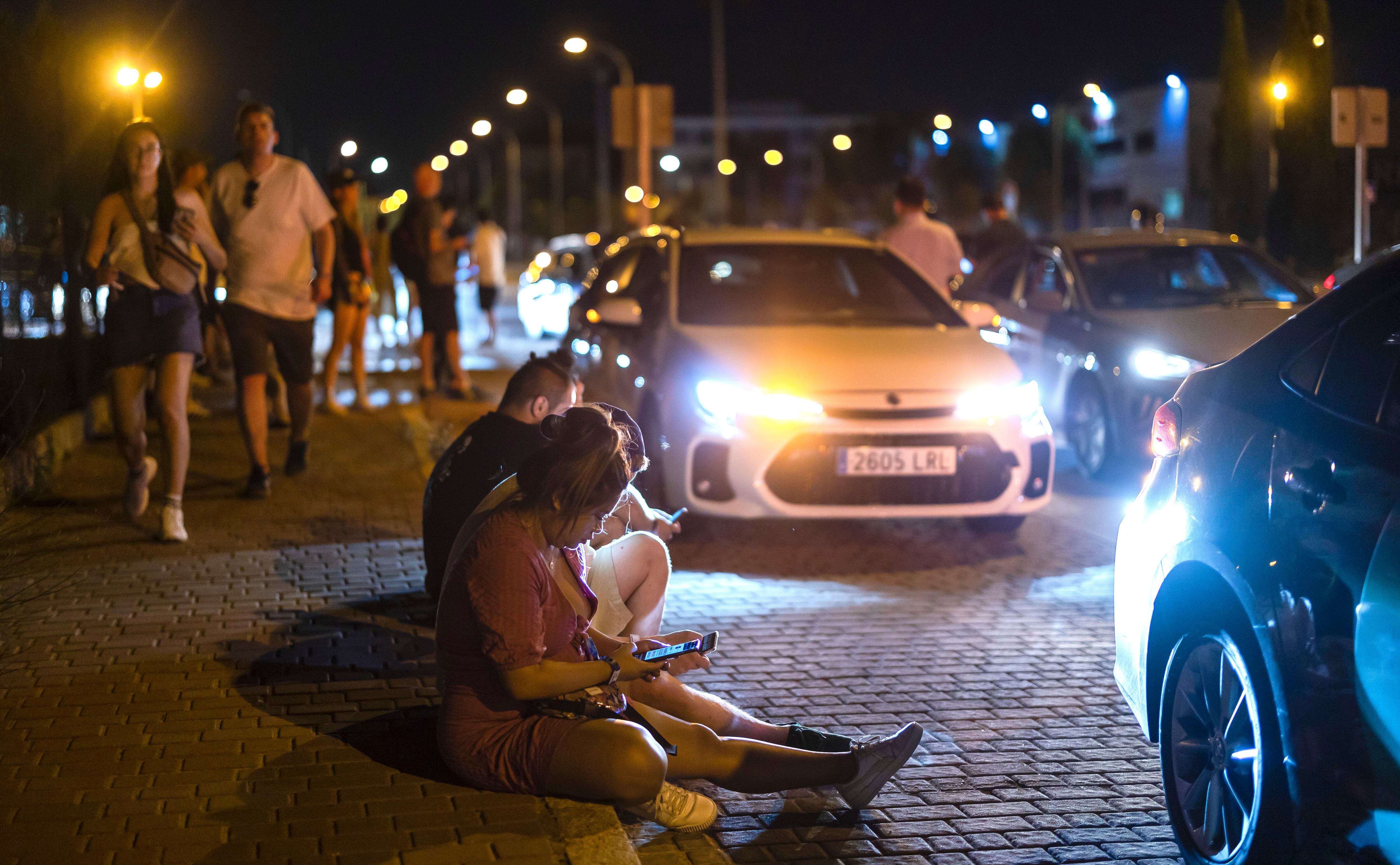Personas esperando en la cola de VTC, a la salida de Mad Cool 2023.

