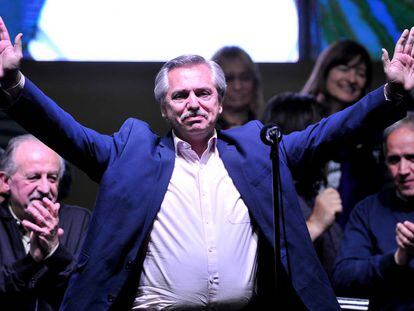 Alberto Fernández saluda durante el congreso de la central sindical CTA, realizado este jueves para definir el reingreso a la CGT después de 28 años. 