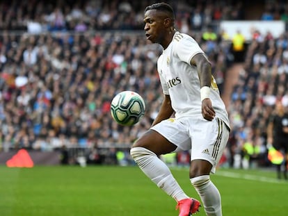 Vinicius controla un balón